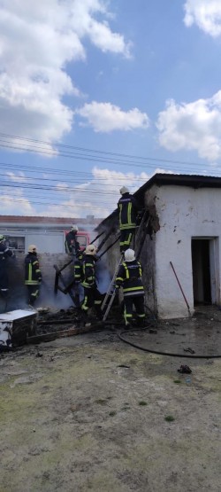 Intervenție promptă a pompierilor la un incendiu izbucnit la o anexă gospodărească în Pecica