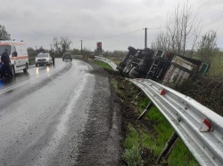 Accident rutier la intrarea în Vărădia de Mureș. Un TIR s-a răsturnat în șanț