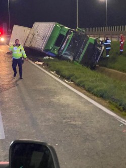 2 bulgari au ajuns la spital după ce TIR-ul în care se aflau s-a răsturnat pe autostradă între Arad și Timișoara