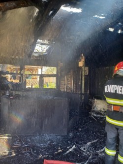 O flacără rezultată în urma aprinderii instalației unui ciubăr a provocat un incendiu în Vladimirescu