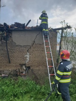 Pompierii din Gurahonț au salvat o casă din Hălmagiu din ghearele focului