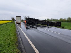 DN 7 blocat parțial între Pecica și Nădlac de un autotren răsturnat