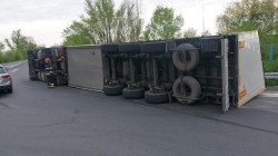 Un TIR s-a răsturnat pe șosea între Sântana și Curtici. Au intervenit pompierii militari ca măsură de prevenire