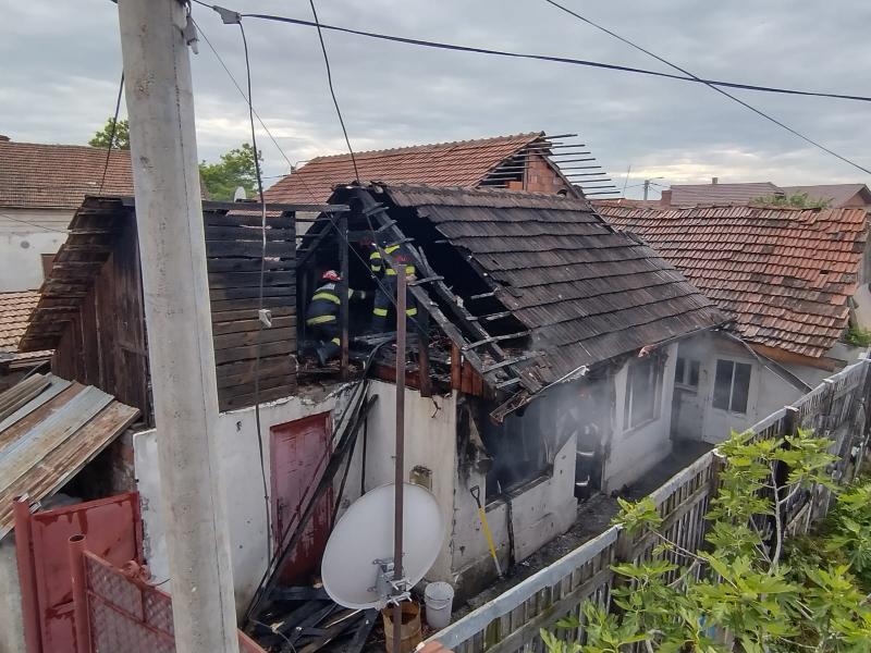 Un scurtcircuit a provocat un incendiu la o casă de pe strada Putnei, în timp ce proprietarii nu erau acasă