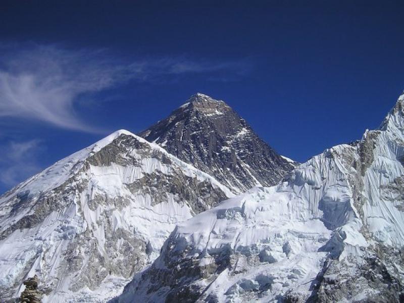 Un urmaș al șerpașului nepalez Tensing Norgay care a cucerit pentru prima dată Everestul, a murit după ce a căzut de la etajul 5 al unei clădiri din București în timp ce spăla geamurile