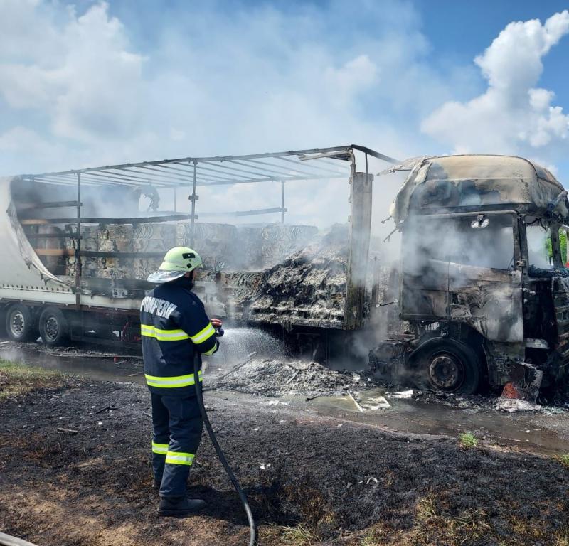  Un TIR încărcat cu mase plastice a ars ca o torță la ieșirea din Șimand