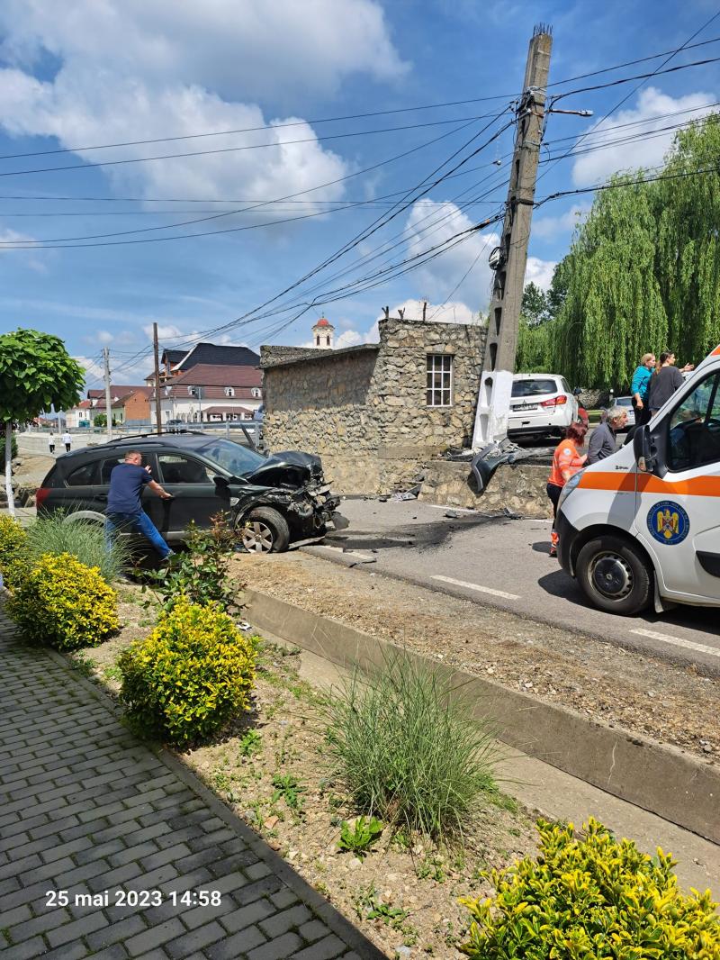 A intrat în stâlp cu mașina în centrul comunei Șiria

