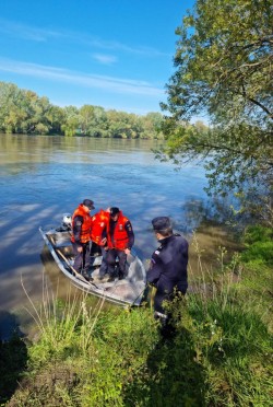 A doua zi de căutări cu efective mărite pentru găsirea celor 4 persoane dispărute în urma răsturnării unei bărci pe Mureș în zona Port Periam