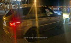 Și-a lăsat cheile în contactul mașinii în fața casei și dusă a fost. Autoturismul a fost abandonat la Sântana, dar fără acte și bani