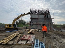 Transport agabaritic în cartierul Aradul Nou. Va fi adusă structura metalică pentru tablierul noului pod peste râul Mureș