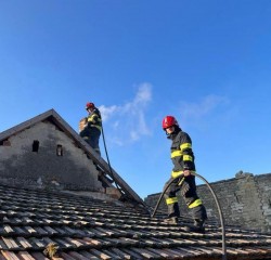 Un incendiu declanșat la o casă de pe strada Constituției a distrus 130 mp de acoperiș