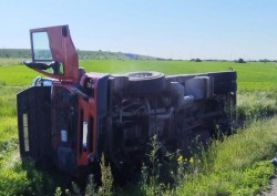 O cisternă plină cu lapte s-a răsturnat în sensul giratoriu din Aradul Nou, la intersecția dintre DN 69 și A1