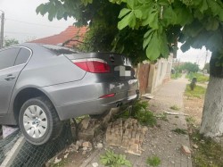 Drogat, beat și fără permis un tânăr din Șeitin aflat la volanul unui BMW s-a crezut jokeu și a vrut să sară gardul unei gospodării. A fost reținut pentru concurs de infracțiuni rutiere