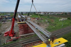 Din când în când se mai și lucrează. La pasajul din Micălaca se montează grinzile peste calea ferată