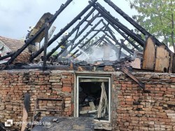 O casă din Vinga a ars aproape în totalitate în urma unui incendiu