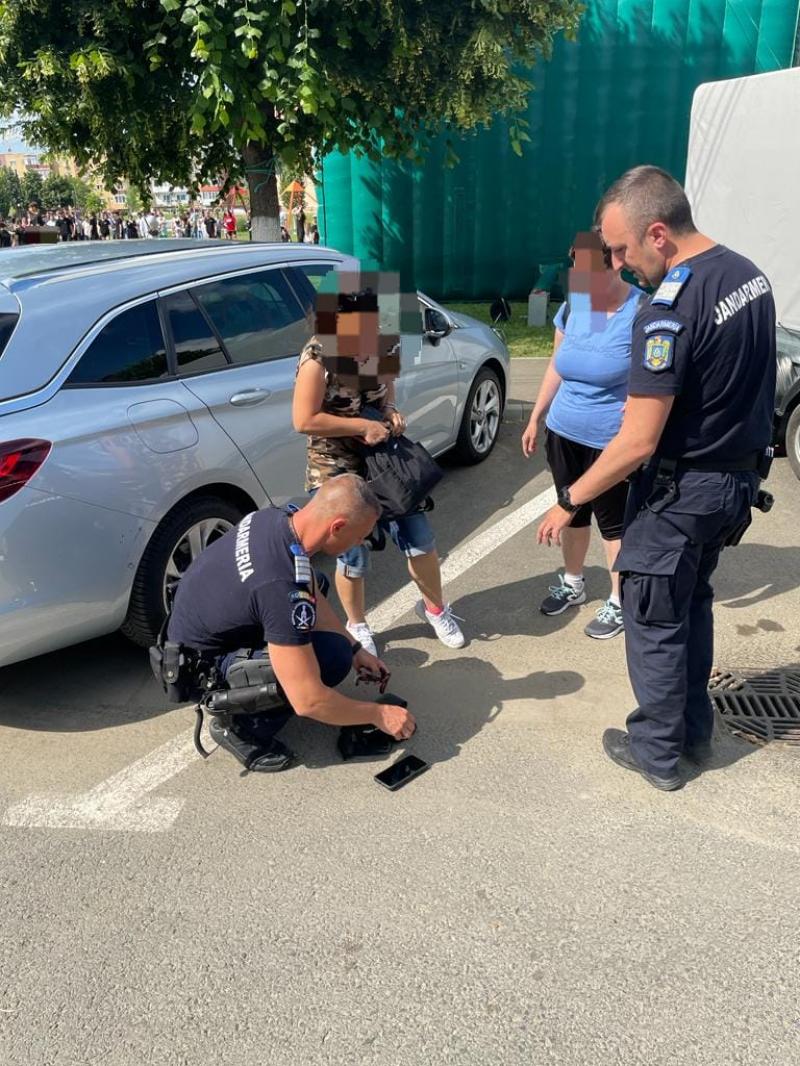Jandarmii au găsit o borsetă cu bani și un telefon mobil în Parcul Orizont din Arad. Stupoare, aparținătorul era un puști de 11 ani
