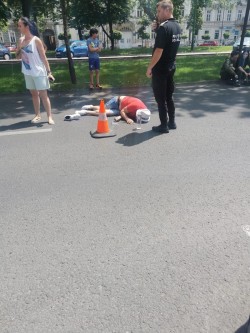 A fost trîntit pe asfalt de o motocicletă în timp ce traversa prin loc nepermis Bulevardul Revoluției din Arad. 3 victime au ajuns la spital