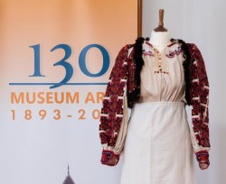 Exponatul lunii iunie 2023: costum popular din localitatea Șicula (județul Arad)