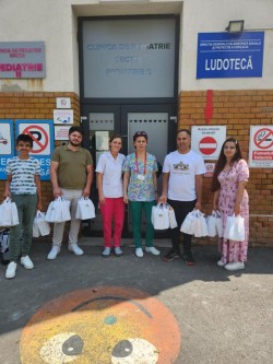 Voluntarii asociației ,,Împreună suntem mai buni” au oferit surprize dulci copiilor internați în secțiile de pediatrie ale Spitalului Județean Arad


