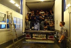 40 de migranți aproape asfixiați în remorca unui TIR cu număr de Cehia aflat la frontiera Nădlac II au cerut ajutor
