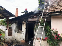 Pompierii arădeni au salvat de flăcări o casă din Curtici