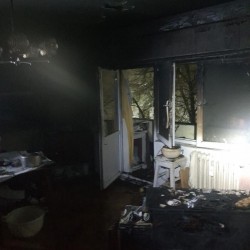 Incendiu izbucnit în zori de zi într-un bloc de pe strada Avrig din Arad. Proprietarii apartamentului s-au autoevacuat