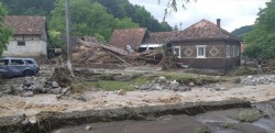 Viitura de duminică a rupt drumul spre Șoimuș, a inundat 14 case, iar o persoană a decedat