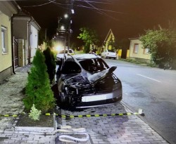 Un arădean de 39 de ani a dat foc la o mașină din motive necunoscute. Bărbatul a fost arestat preventiv