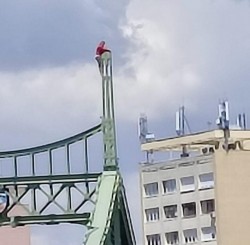 Alertă la Podul Traian. Un individ s-a urcat pe grinda metalică. Traficul este blocat