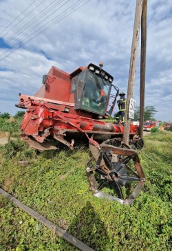 Accident feroviar cu victimă încarcerată la Secusigiu. O combină a fost acroșată de tren