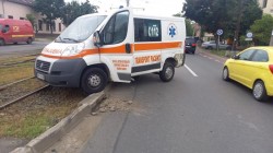 Ambulanță cu pacientă de 86 de ani acroșată de o mașină pe Calea Radnei din Arad