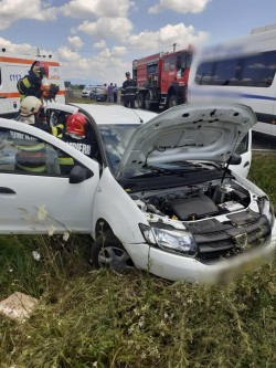 Accident cu victime pe centura Ineului. Un autoturism condus de un pensionar de 82 de ani s-a izbit de un autobuz cu 7 pasageri