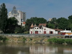 Gândurile negre le-au condus la o decizie radicală. Mamă și fiică s-au aruncat în Mureș în zona podului pietonal de la ștrandul Neptun din Arad