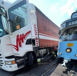 Un camion și un tramvai și-au măsurat puterile pe Calea Aurel Vlaicu din Arad. 400 litri de motorină s-au scurs pe șosea