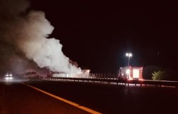 Trafic restricționat pe autostrada A1 din cauza unui incendiu izbucnit în timpul nopții la un camion