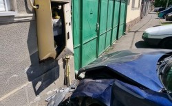 Un octogenar arădean a făcut zob 2 mașini și o țeavă de gaz pe strada Tudor Vladimirescu