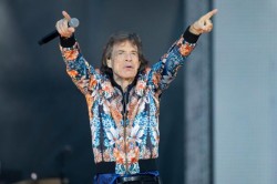 Mick Jagger, faimosul cântăreț al îndrăgitei trupe de rock Rolling Stones a împlinit astăzi 80 de ani