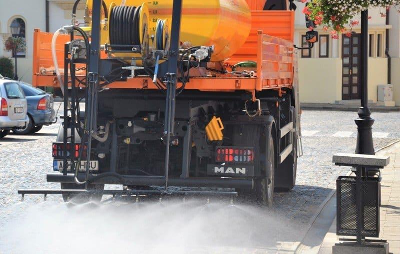 Primăria municipiului Arad va desfășura activitatea integrată de spălare a întregii suprafețe a străzilor și trotuarelor