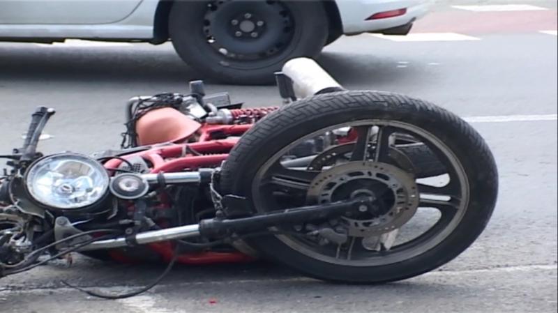 Un tânăr a ajuns la spital după ce a căzut de pe motocicletă pe strada Poetului