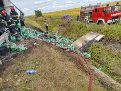 Un TIR încărcat cu baxuri de apă a luat foc pe autostradă între Timișoara și Arad