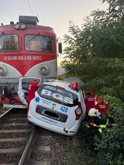 Accident tragic în urma căruia șoferul unei ambulanțe lovită de tren a murit