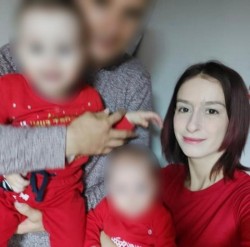 Un copilaș de 2 ani a murit, iar altul de 3 ani este rănit după ce mama lor i-a aruncat pe geam. Filmul desfășurării tragediei