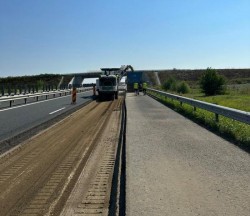 Drumarii din vestul țării sfidează canicula și execută ample lucrări pe autostradă și pe drumurile naționale

