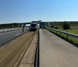 Drumarii din vestul țării sfidează canicula și execută ample lucrări pe autostradă și pe drumurile naționale

