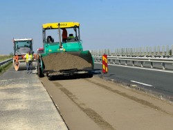 Ca la noi la nimenea. În plin sezon de concedii cu trafic intens și caniculă, drumarii s-au apucat de cârpit autostrada între Nădlac și Pecica

