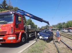 Toropită de căldură o șoferițâ de 24 de ani a aterizat cu mașina pe liniile de tramvai de pe bulevardul Nicolae Titulescu din Arad

