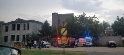 Incendiu la fosta fabrică Indagrara din Arad. Doi bărbați au fost evacuați de pompieri și transportați la spital

