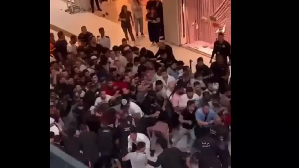 iPhone 15 a isterizat lumea. Revolte şi bătaie în Dubai. Cozi interminabile la magazinele Apple în India