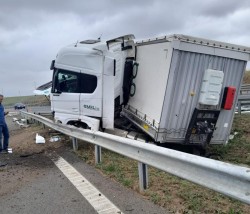 Accident pe autostradă între Arad și Timișoara. Șoferul unui TIR s-a lovit de un atenuator de impact rutier