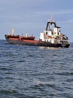 Explozie la bordul unei nave de marfă, la Sulina. Toți cei 12 marinari au fost evacuați, dintre care unul este rănit